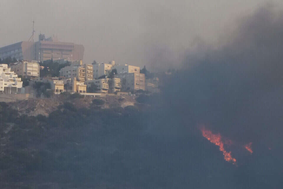 צילום: ביהח כרמל מוקף באש, מגינים על מיכלי החמצן של ביהח קרדיט - צילום אלי דדון // ביהח כרמל מוקף באש, מגינים על מיכלי החמצן של ביהח קרדיט - צילום אלי דדון ,
