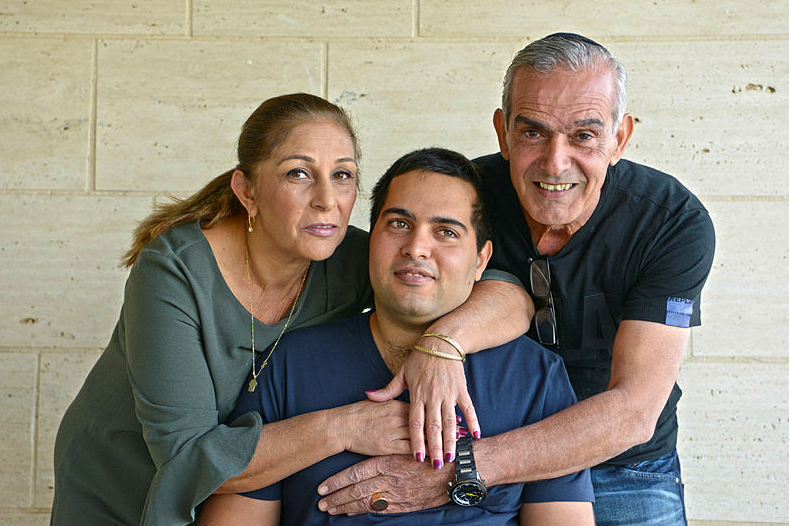 נתי עם הוריו // צילום: גיל אליהו