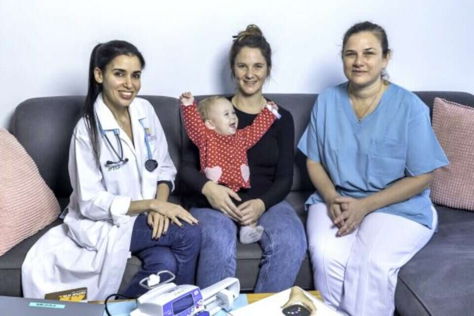 האם זוהר ובתה גפן (במרכז) עם הצוות הרפואי בביתן , יהושע יוסף