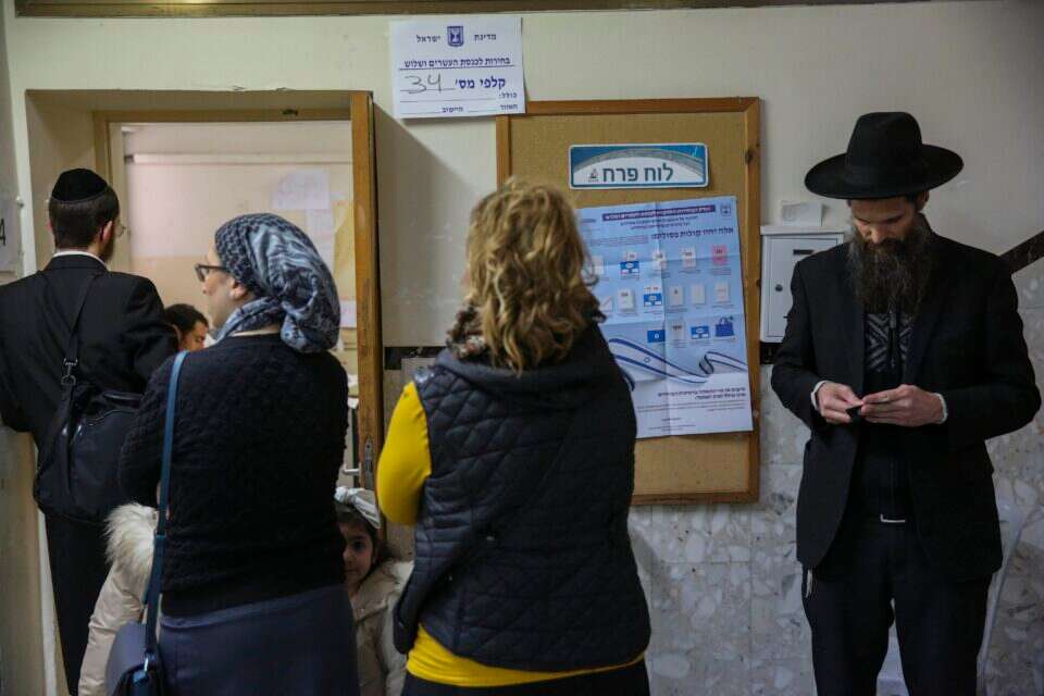 חרדים בתור לקלפי (ארכיון) , יהושע יוסף
