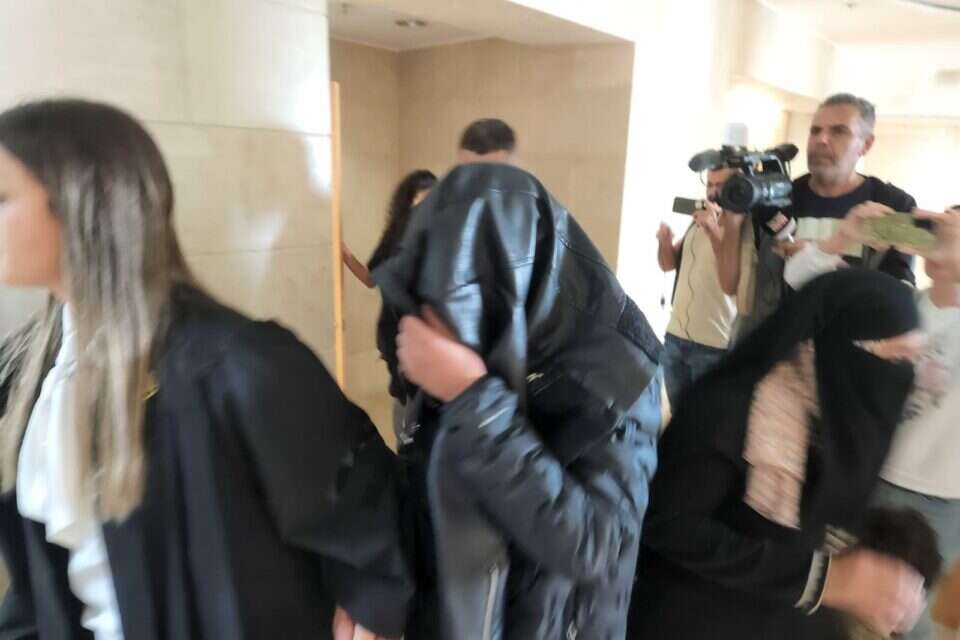 "לא התנצל". האנס בבית המשפט , ללא קרדיט