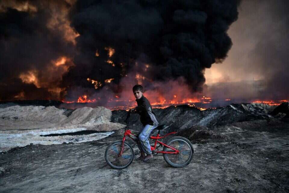 אחת מבארות הנפט שהוצתו // צילום: GettyImages // אחת מבארות הנפט שהוצתו // צילום: GettyImages ,