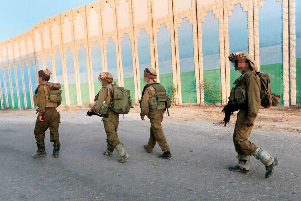 חיילים בנתיב העשרה // חיילים בנתיב העשרה , 