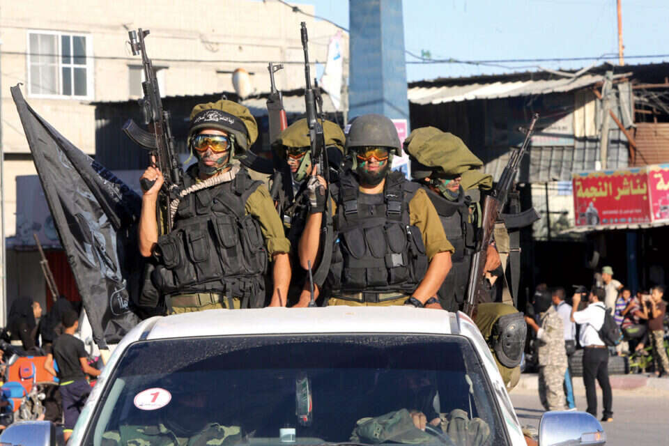 חידוש האש בלתי נמנע? חמושים בעזה, השבוע // צילום: אי.פי  // חידוש האש בלתי נמנע? חמושים בעזה, השבוע // צילום: אי.פי  , 