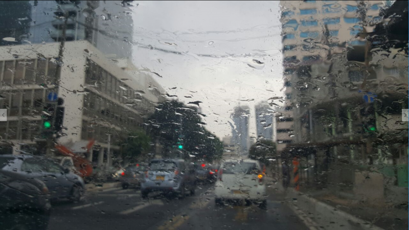 גשם ראשון בתל אביב // צילום: יעל נשיא