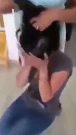 האמא מגלחת את ראשה של ביתה // צילום: מתוך פייסבוק