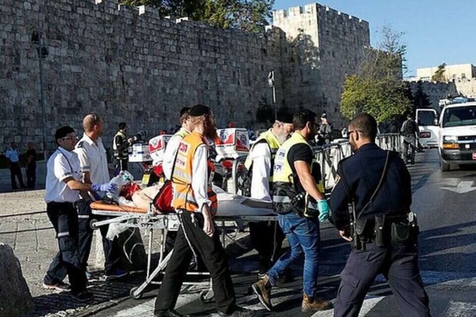 זירת הפיגוע בשער הפרחים // צילום: איי.פי // זירת הפיגוע בשער הפרחים // צילום: איי.פי ,