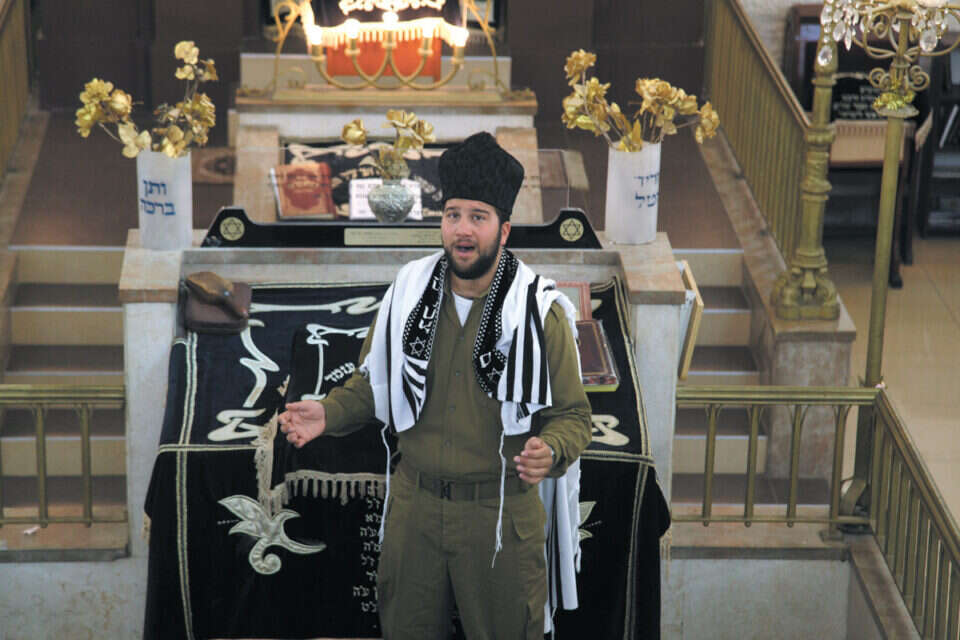 הקול שלו מרגיע את החבר'ה. גרינהיים שר בבית הכנסת // צילום: גדעון מרקוביץ // הקול שלו מרגיע את החבר'ה. גרינהיים שר בבית הכנסת  , 