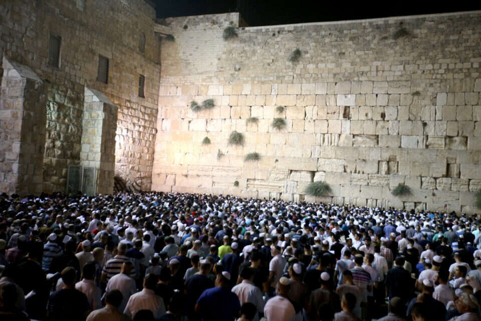 המונים בכותל // צילום ארכיון: מירי צחי // המונים בכותל // צילום ארכיון: מירי צחי ,