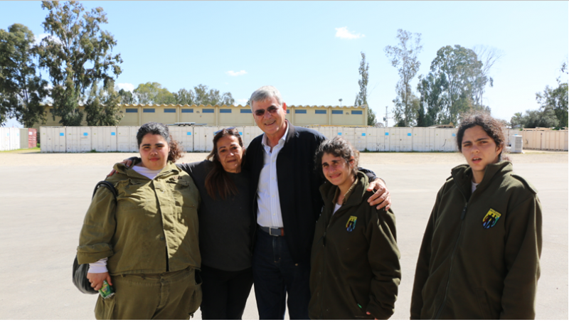 האלוף אופיר עם האלופים הצעירים // צילום: דניאל נתנאלוב