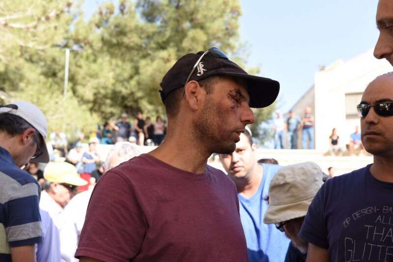 האב, חנוך גרינפלד בלווית ילידיו // צילום: אייל מרגולין - ג'יני