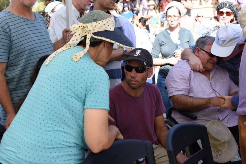 המשפחה בעת הלוויה // צילום: אייל מרגולין - ג'יני