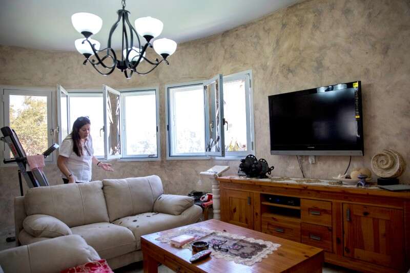 סלון של בית שנפגע מהדף הפיצוץ 