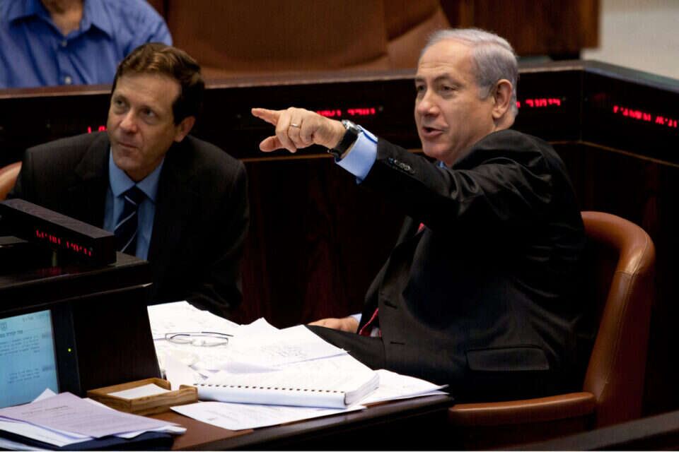 נתניהו והרצוג בכנסת. הכחשות משני הצדדים , צילום: דודי ועקנין