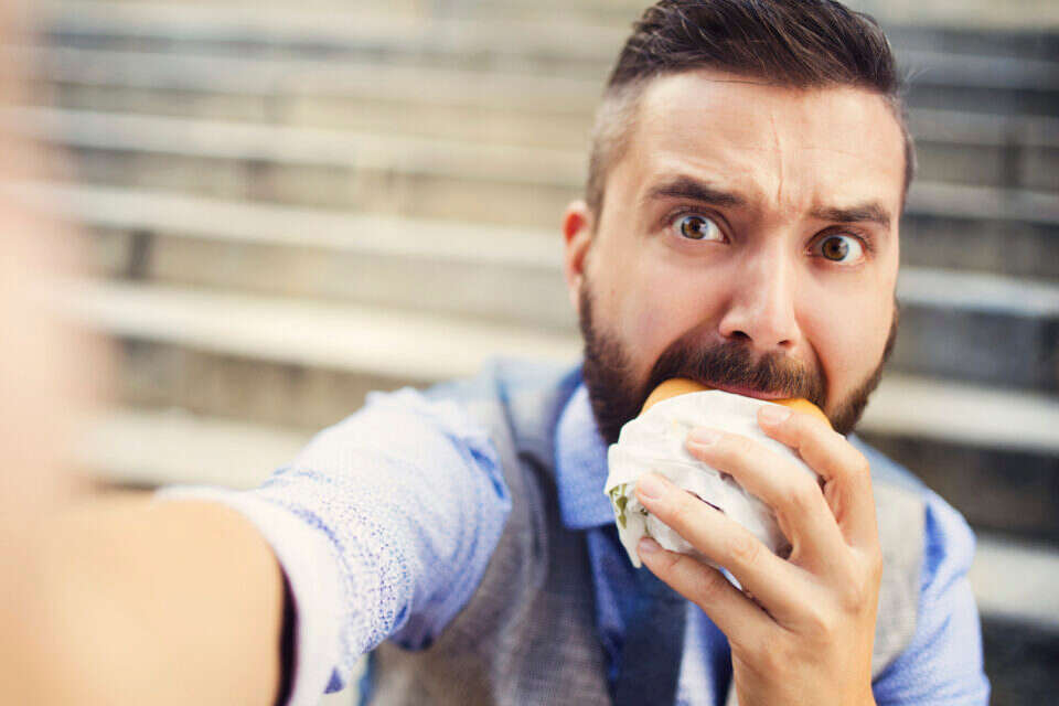 גבר אוכל המבורגר , iStock Photos