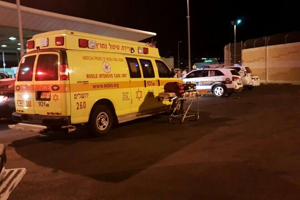 זירת הפיגוע במעבר קלנדיה // צילום: מד"א // זירת הפיגוע במעבר קלנדיה // צילום: מד"א ,