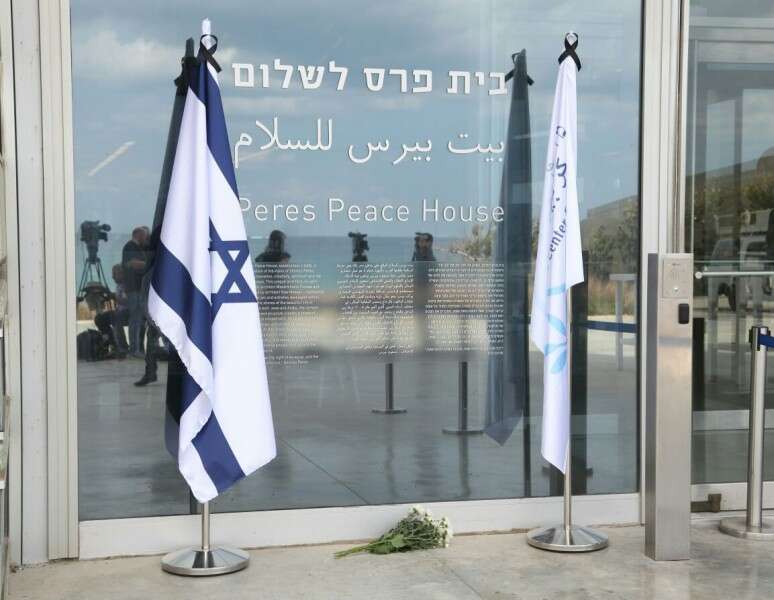 דגל ישראל ומרכז פרס לשלום עם סרטים שחורים במרכז ביפו הבוקר // צילום: גדעון מרקוביץ