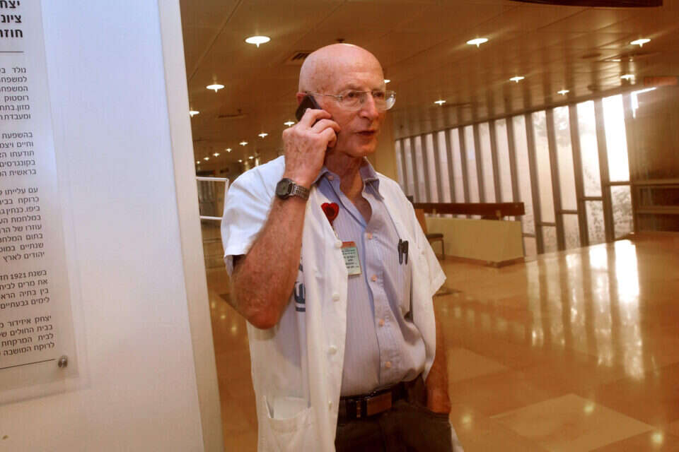 חתנו של פרס ורופאו האישי, פרופ' רפי ולדן, בביה"ח שיבא  //  צילום: אי.אף.פי // חתנו של פרס ורופאו האישי, פרופ' רפי ולדן, בביה"ח שיבא  //  צילום: אי.אף.פי , 