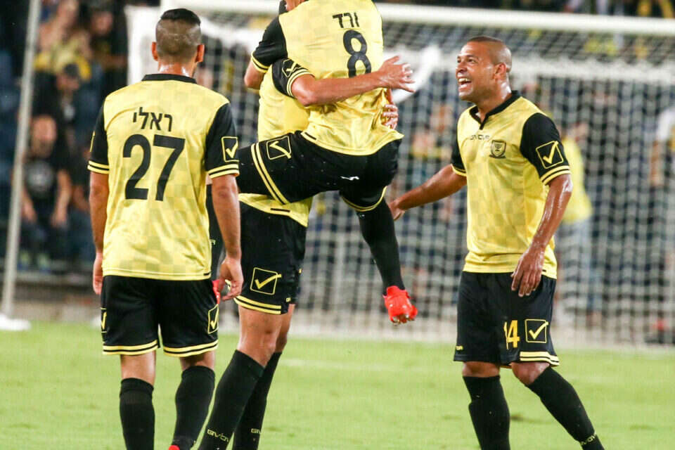 עידן ורד חוגג את שערו // עידן ורד חוגג את שערו ,