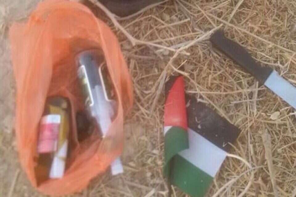 הסכין ובקבוקי התבערה שנתפסו // צילום: דוברות המשטרה // הסכין ובקבוקי התבערה שנתפסו // צילום: דוברות המשטרה ,