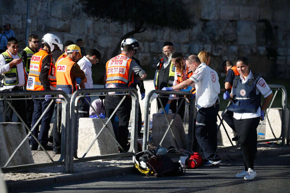 פינוי אחד הפצועים לאחר הפיגוע אתמול בשער הפרחים // צילום: אי.אף.פי // פינוי אחד הפצועים לאחר הפיגוע אתמול בשער הפרחים // צילום: אי.אף.פי , 