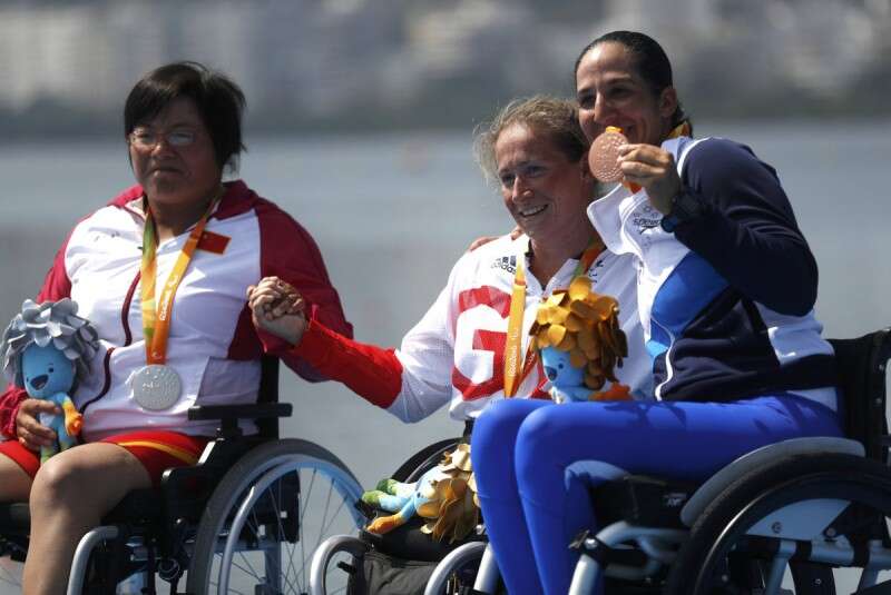 מורן סמואל על הפודיום. מדליה ראשונה לחותרת במשחקים הפראלימפיים