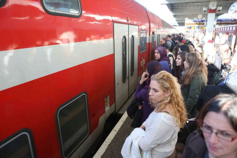 תורים בהמתנה לרכבת // צילום ארכיון: יהושע יוסף // תורים בהמתנה לרכבת // צילום ארכיון: יהושע יוסף ,