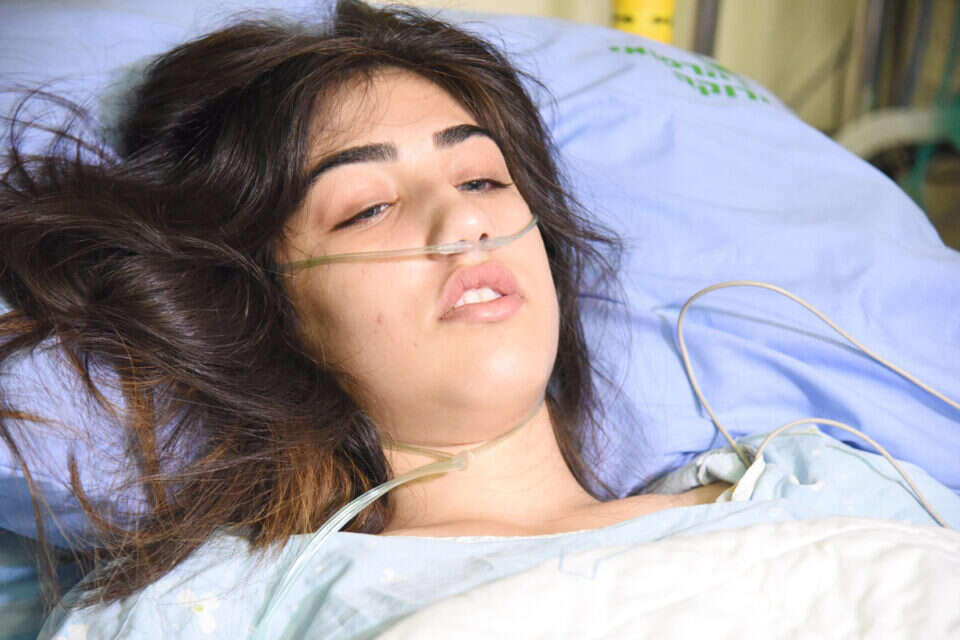 אלונה בבית החולים. הרופאים נלחמים להציל את רגלה // צילום: דודו גרינשפן // אלונה בבית החולים. הרופאים נלחמים להציל את רגלה // צילום: דודו גרינשפן ,