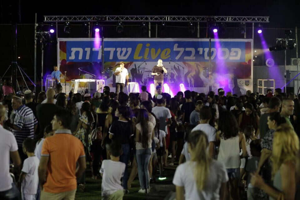 הרקטה בשדרות, שלשום // צילום: יהודה פרץ // הרקטה בשדרות, שלשום // צילום: יהודה פרץ ,