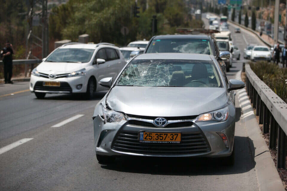 הרכב שפגע בנער בירושלים  //  צילום: אורן בן חקון // הרכב שפגע בנער בירושלים  //  צילום: אורן בן חקון , 