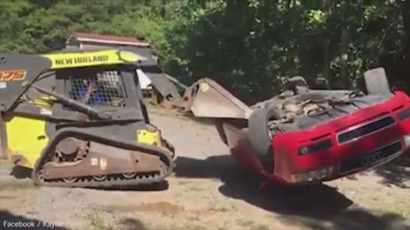 האב משמיד את האאודי // צילום: מתוך יוטיוב