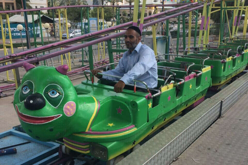 אורן על אחד המתקנים // צילום: אבי גינת // אורן על אחד המתקנים // צילום: אבי גינת ,