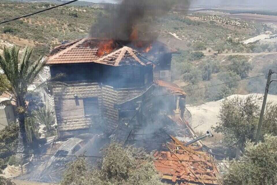 כלי הטייס התרסק לתוך הבבנה בכפר // צילום: דני ברנר // כלי הטייס התרסק לתוך הבבנה בכפר // צילום: דני ברנר ,