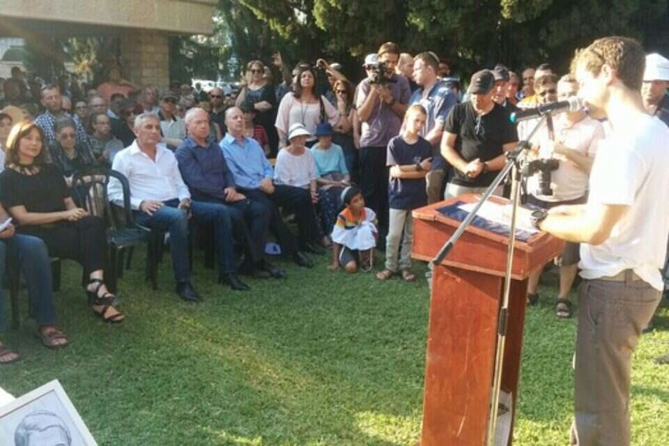 צור גולדין, אחיו התאום של הדר ז"ל בבית העלמין הצבאי בכפ"ס // צילום: נצחיה יעקב // צור גולדין, אחיו התאום של הדר ז"ל בבית העלמין הצבאי בכפ"ס // צילום: נצחיה יעקב ,