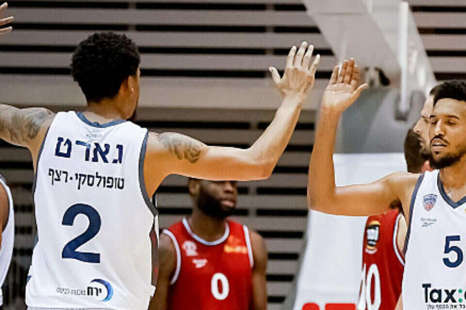 מייקל בריסקר (מימין) משחק נהדר , מאור אלקסלסי