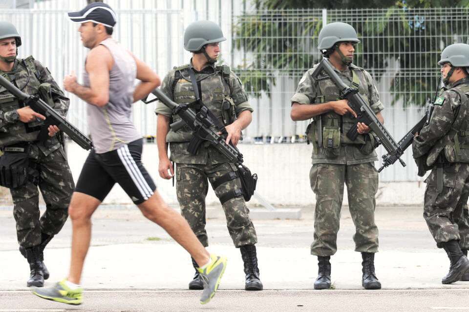 צילום: GettyImages // חיילים ברזילאים מחוץ למרקאנה ,