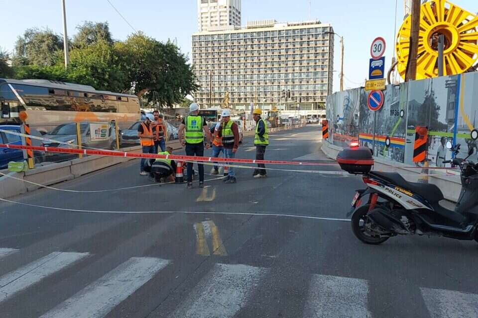 בולען ברחוב אבן גבירול בת"א , משטרת ישראל
