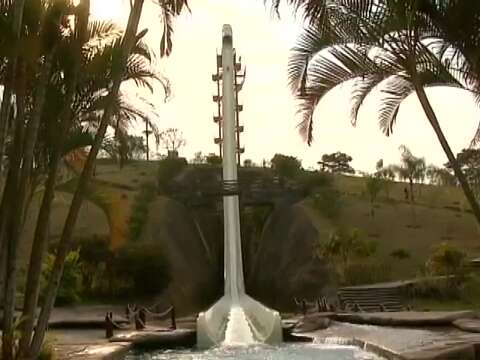 ברזיל: מגלשת מים מהירה וגבוהה