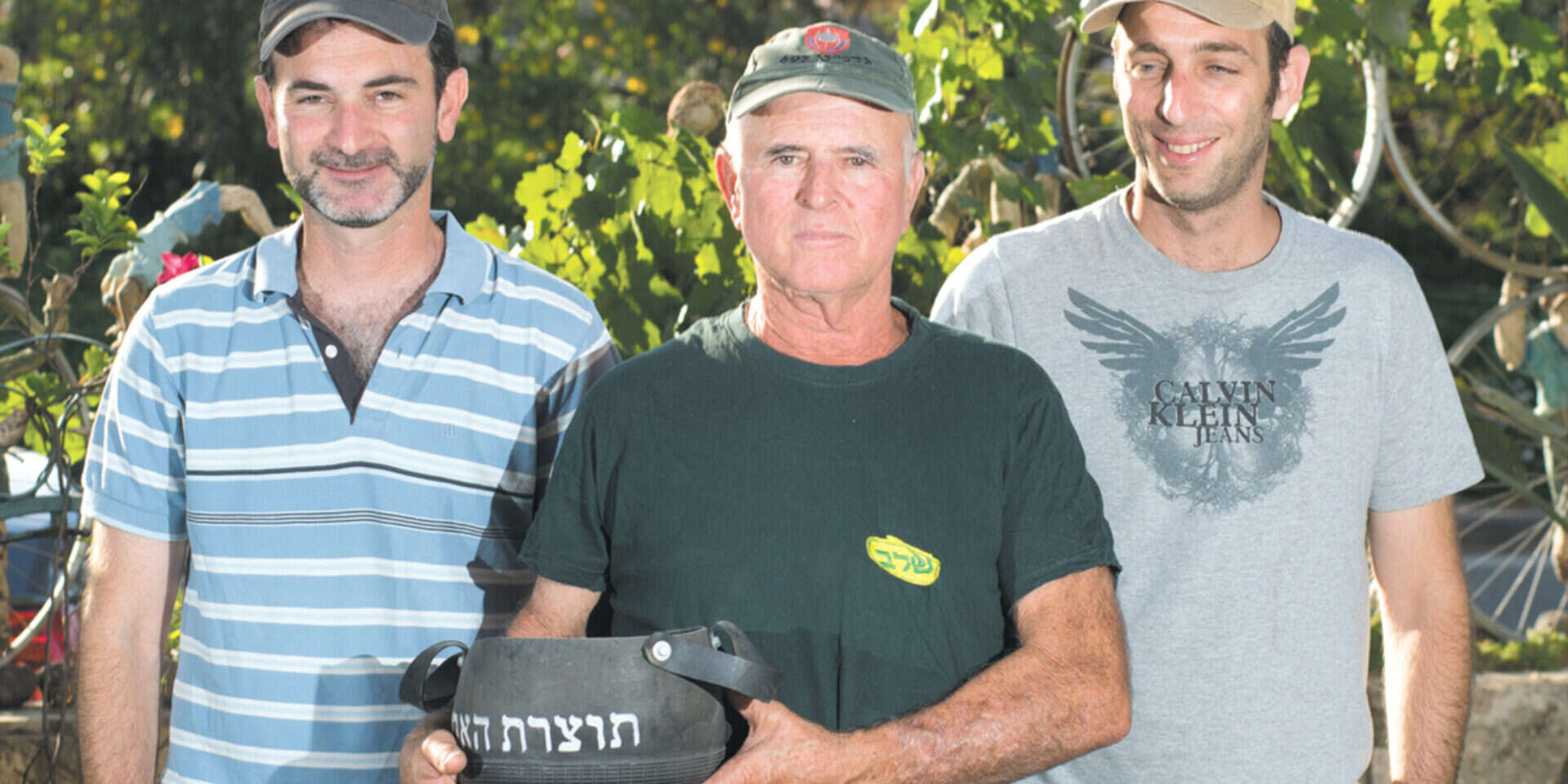 כרמל, הבת והאחות, "דפקה" להם ברז - והלכה לגולני. מימין: רועי, משה ועמית // צילום: אנצ'ו גוש - ג'יני // כרמל, הבת והאחות, "דפקה" להם ברז - והלכה לגולני. מימין: רועי, משה ועמית  , 