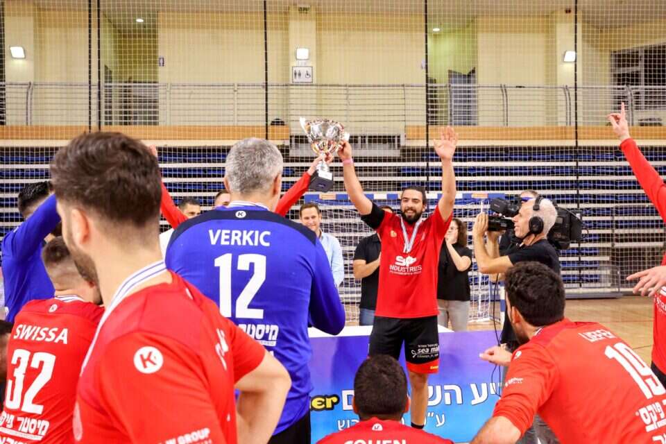 הגנה על התואר. הפועל אשדוד זכתה בגביע ווינר , הדר ואן קולא איגוד הכדוריד