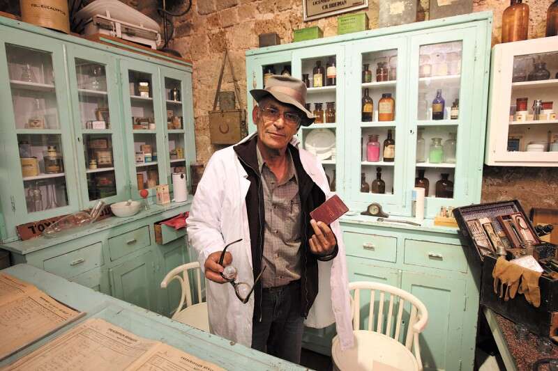 אוצרות בחומה. האספן דן הורטמן בבית מרקחת של פעם // צילום: דרור ארצי