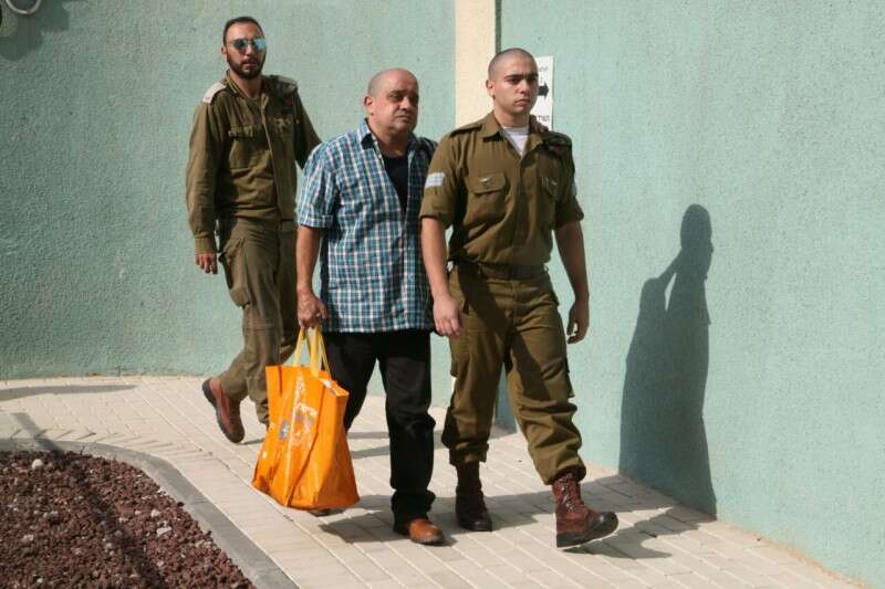 אלאור אזריה ואביו מגיעים לבית הדין הצבאי // צילום: גדעון מרקוביץ'