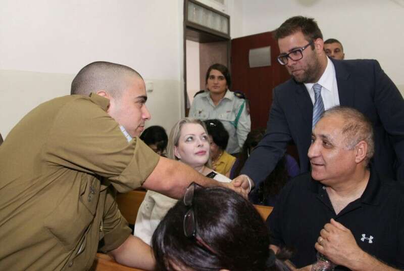 אלאור אזריה וח"כ אורן חזן בבית הדין הצבאי, אתמול // צילום: גדעון מרקוביץ'