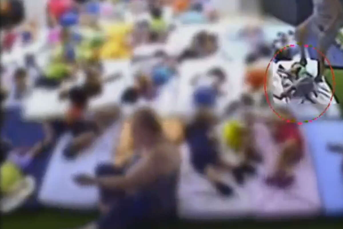 מול המצלמה: גננת דורכת על ילד (ארכיון) , מתוך חדשות 12