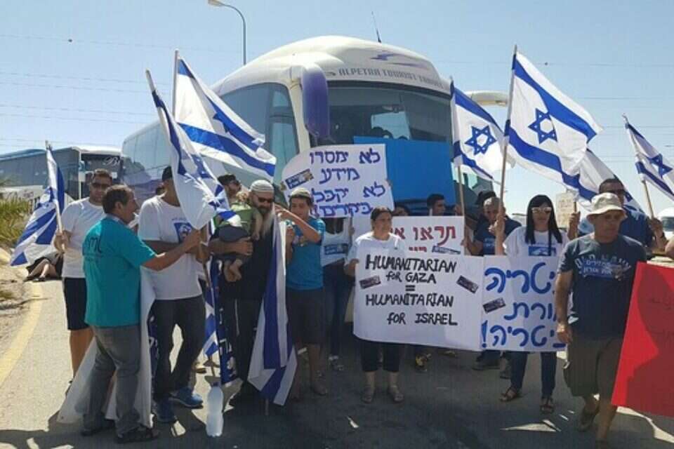 המפגינים מול האוטובוסים // צילום: דודו גרינשפן // המפגינים מול האוטובוסים // צילום: דודו גרינשפן ,