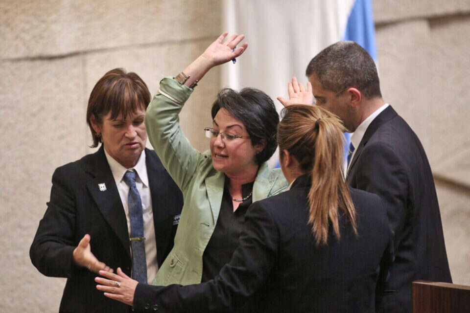סדרני הכנסת מנסים לפנות את ח"כ זועבי מהמליאה // צילום: נעם ריבקין פנטון (ארכיון) // סדרני הכנסת מנסים לפנות את ח"כ זועבי מהמליאה // צילום: נעם ריבקין פנטון (ארכיון) , 