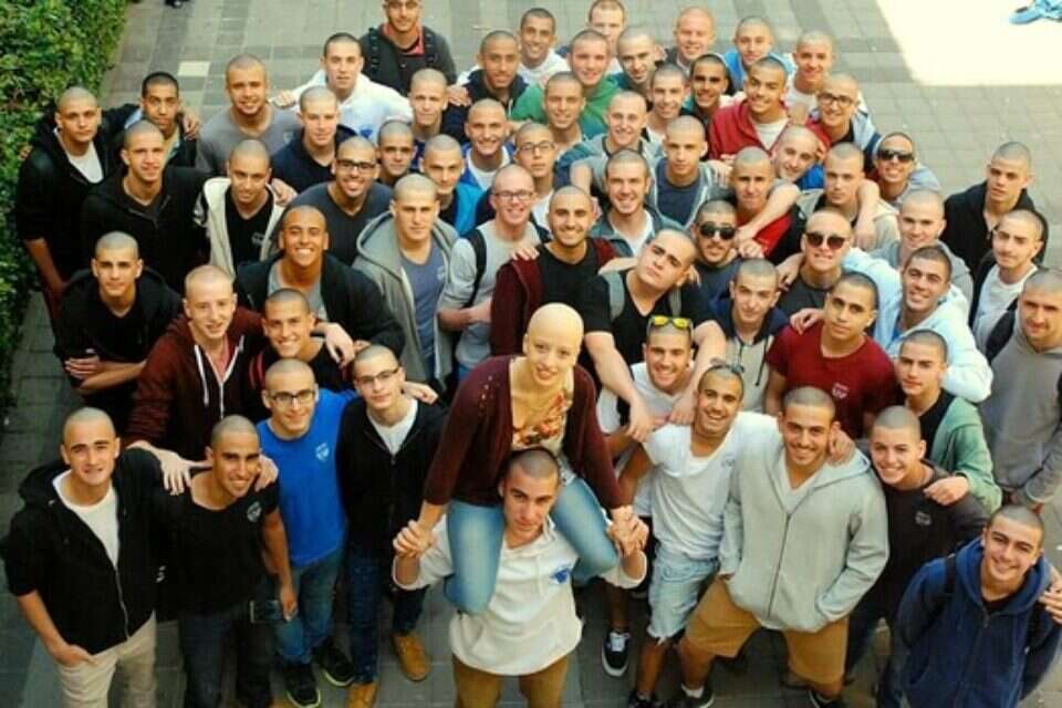 נגה (על הכתפיים) וחבריה לכיתה. גילחו את הראש לאות הזדהות // צילום: אדיר בן טובים // נגה (על הכתפיים) וחבריה לכיתה. גילחו את הראש לאות הזדהות ,