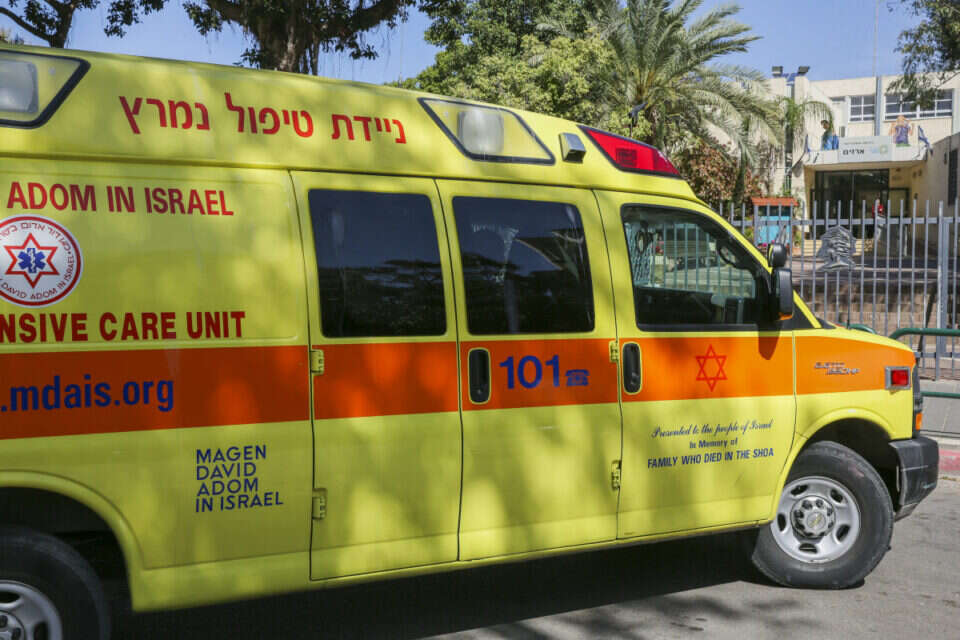 נפצעו מנפילת שער ברזל // צילום: יהושע יוסף // נפצעו מנפילת שער ברזל // צילום: יהושע יוסף ,
