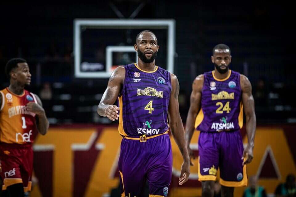 ג'ונסון מאוכזב , FIBA