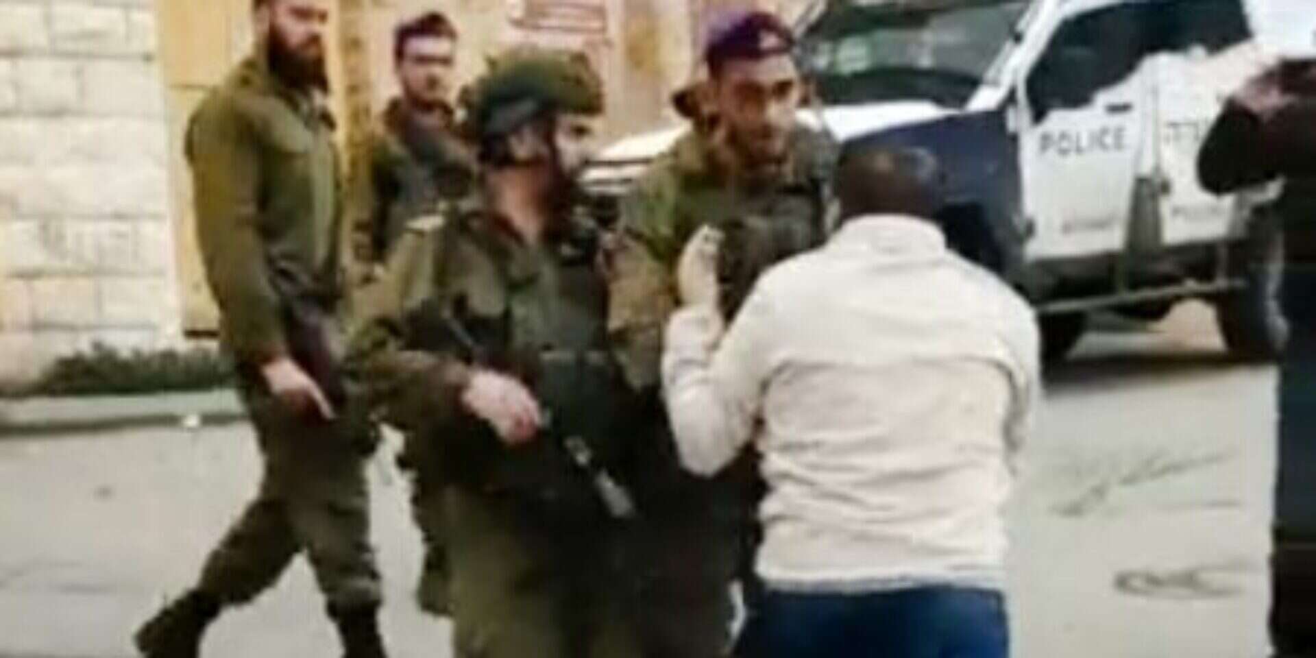 תיעוד תקיפת פעילים בחברון על ידי חייל (ארכיון) , עיסא אמרו, מתוך טוויטר
